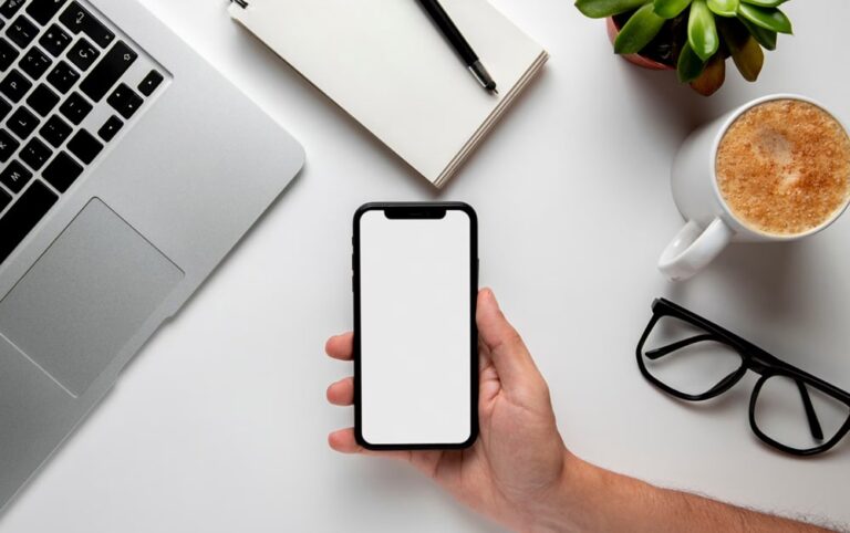 How To Become a Graphic Designer in 10 Simple Steps